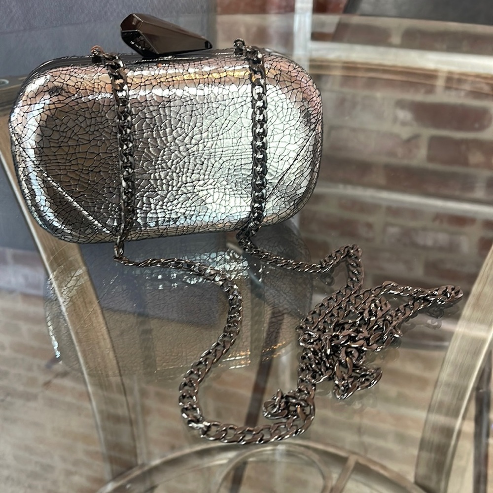 Silvery clutch